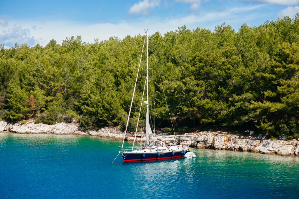 Motorboat vs Sailboat